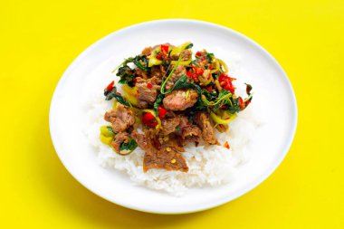 Üzerine kızarmış biftek ve kutsal fesleğenle pilav.