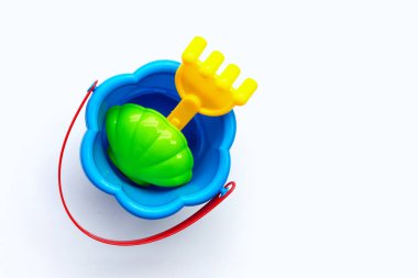 Plastik oyuncaklar, beyaz yüzeyde kum kovası kürek.. 