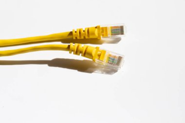 Beyaz üzerine LAN ağ bağlantısı ethernet sarı kablolar