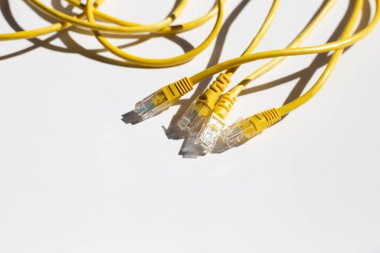 Beyaz üzerine LAN ağ bağlantısı ethernet sarı kablolar