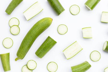 Beyaz arkaplanda taze açılı kabak.