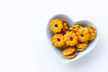 Beyaz arkaplanda izole edilmiş ananas bisküvileri.