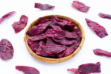 Beyaz arka planda mor patates cipsi..