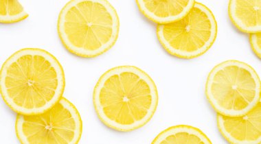 Beyaz arka planda izole edilmiş taze limon dilimleri.