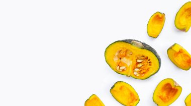 Beyaz arkaplanda yeşil balkabağı parçaları