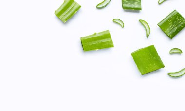 Aloe Vera beyaz arka planda, sağlık ve güzellik için popüler bir ilaç bitkisidir..
