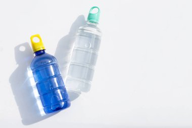 Beyaz yüzeyde plastik su şişeleri