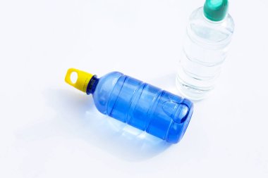 Beyaz yüzeyde plastik su şişeleri