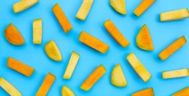 Mango mavi arkaplanda parçalar kesiyor.