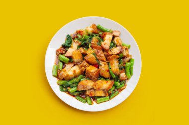 Baharatlı kızarmış domuz eti ve kutsal fesleğen.