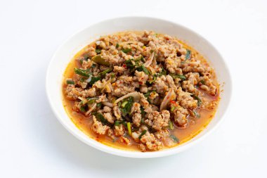 Beyaz arka planda baharatlı tavuk salatası..