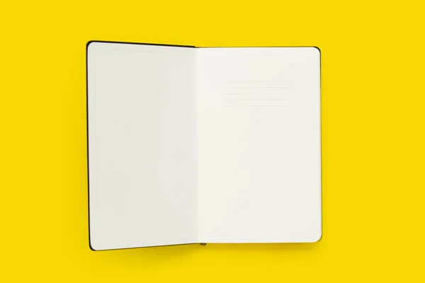 打开黄色背景的笔记本 顶部视图 — 图库照片