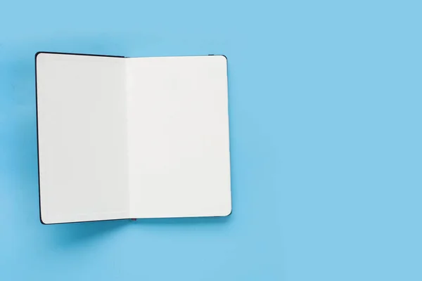 Geöffnetes Notizbuch Auf Blauem Hintergrund Ansicht Von Oben — Stockfoto