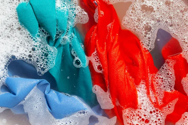 Χρωματιστά Ρούχα Μουλιάζουν Σκόνη Διάλυση Απορρυπαντικού Νερού Έννοια Πλυντηρίου — Φωτογραφία Αρχείου