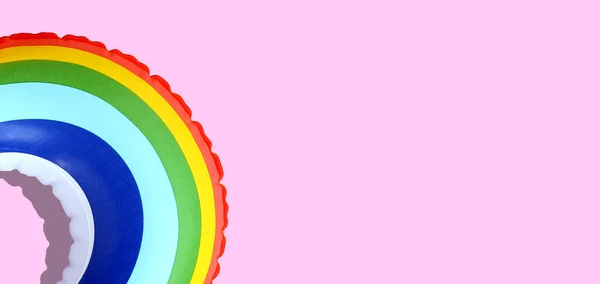 Rainbow Φουσκωτό Δαχτυλίδι Πισίνα Ροζ Φόντο — Φωτογραφία Αρχείου