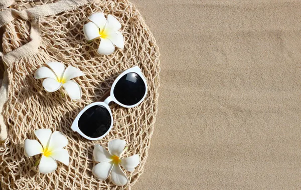 Sommar Bakgrund Koncept Solglasögon Med Vita Plumeria Blommor Mesh Strandväska — Stockfoto