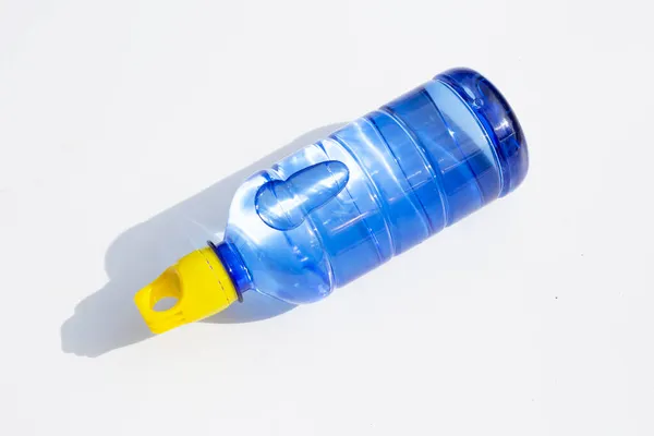 Botol Air Plastik Pada Permukaan Putih — Stok Foto