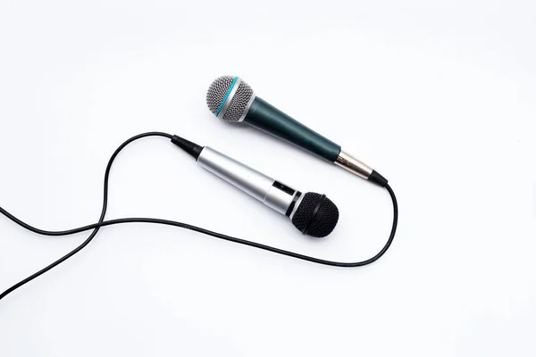 Dois Microfones Fundo Branco — Fotografia de Stock