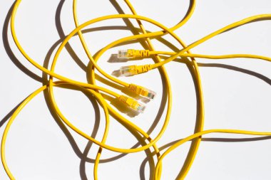 Beyaz üzerine LAN ağ bağlantısı ethernet sarı kablolar