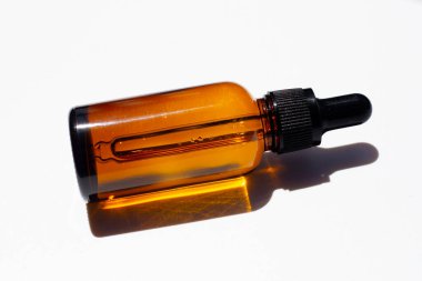 Beyaz arka plan üzerinde kahverengi şişe göz damlalık.