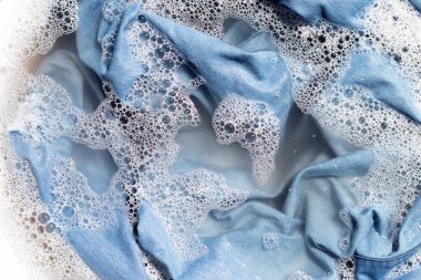 Jean gömlek toz deterjan su çözünme, çamaşır bezi emmek. Çamaşır konsepti