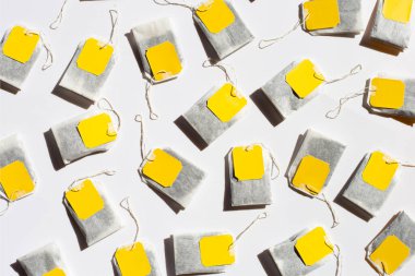 Beyaz arkaplanda çay poşetleri.