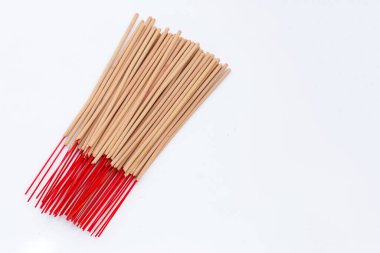 Beyaz arkaplanda tütsü yığını.