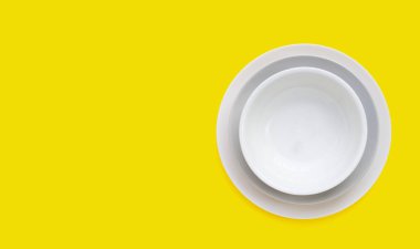 Sarı arkaplanda bulaşık yığını.