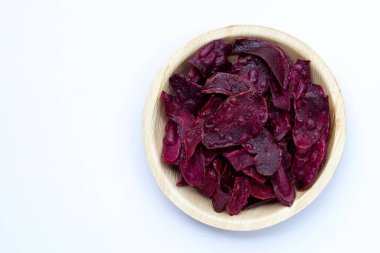 Beyaz arka planda mor patates cipsi..