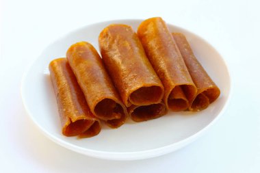 Beyaz arka planda kurutulmuş mango ezmesi.