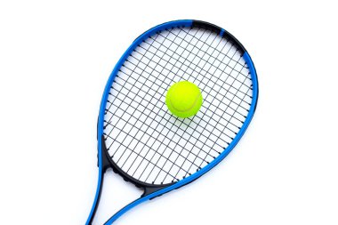 Beyaz zemin üzerinde top olan tenis raketi.