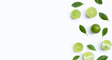 Beyaz arka planda yeşil yapraklı taze limonlar. Üst görünüm