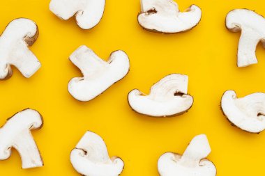 Sarı arka planda taze shiitake mantarları.