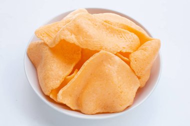 Beyaz arka planda karides krakerleri. Karidesli çıtır pirinç.