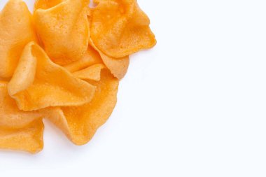 Beyaz arka planda karides krakerleri. Karidesli çıtır pirinç.