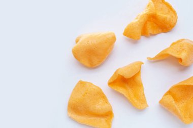 Beyaz arka planda karides krakerleri. Karidesli çıtır pirinç.