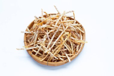 Beyaz arka planda kızarmış taro çubukları.