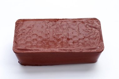 Beyaz arka planda domuz kanı pudingi.