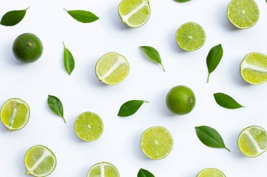 Beyaz arka planda yeşil yapraklı taze limonlar. Üst görünüm