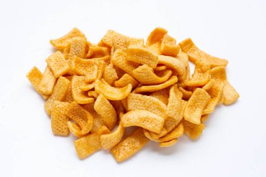 Patates cipsi, beyaz arka planda karamel kaplı abur cubur.. 