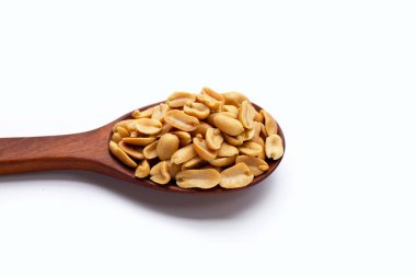 Beyaz arka plan üzerinde Tahta kaşık Fıstık. 