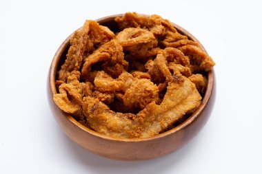 Beyaz arka planda ahşap kasede kızarmış domuz eti tarifi..