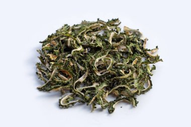 Beyaz arka planda kurumuş acı kabak..