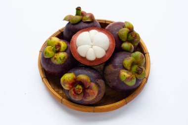 Mangosteen beyaz arka planda bambu sepetinde.