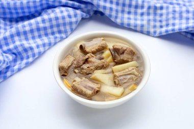 Domuz pirzolası çorbası ile taze bambu filizleri.