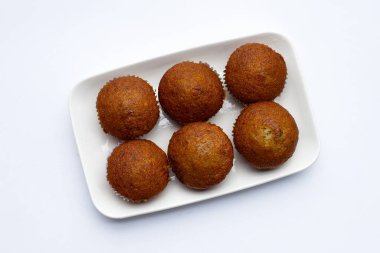 Beyaz zemin üzerinde beyaz tabakta muzlu kekler.