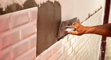 Ev tadilatı, duvara seramik şeyler serpiştirme..