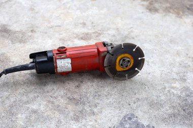 Beton zeminde kesme çarkı olan eski öğütücü makinesi.