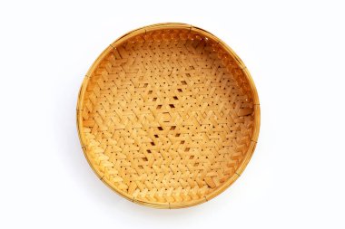 Beyaz arkaplanda boş ahşap bambu sepeti.