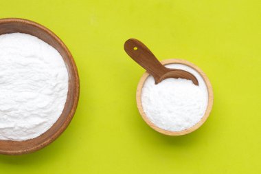 Beyaz arkaplanda kabartma tozu.